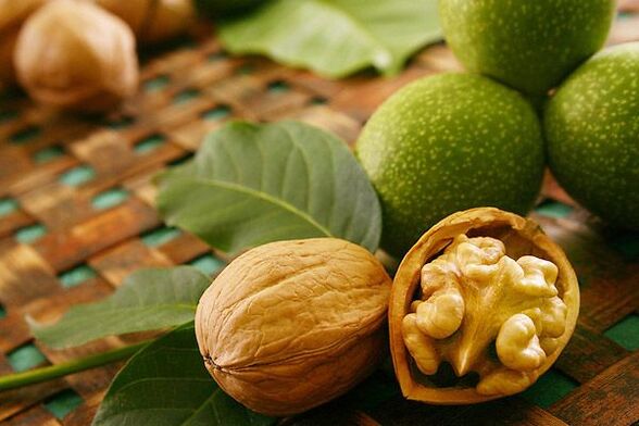 From walnuts you can prepare a tincture of roundworms